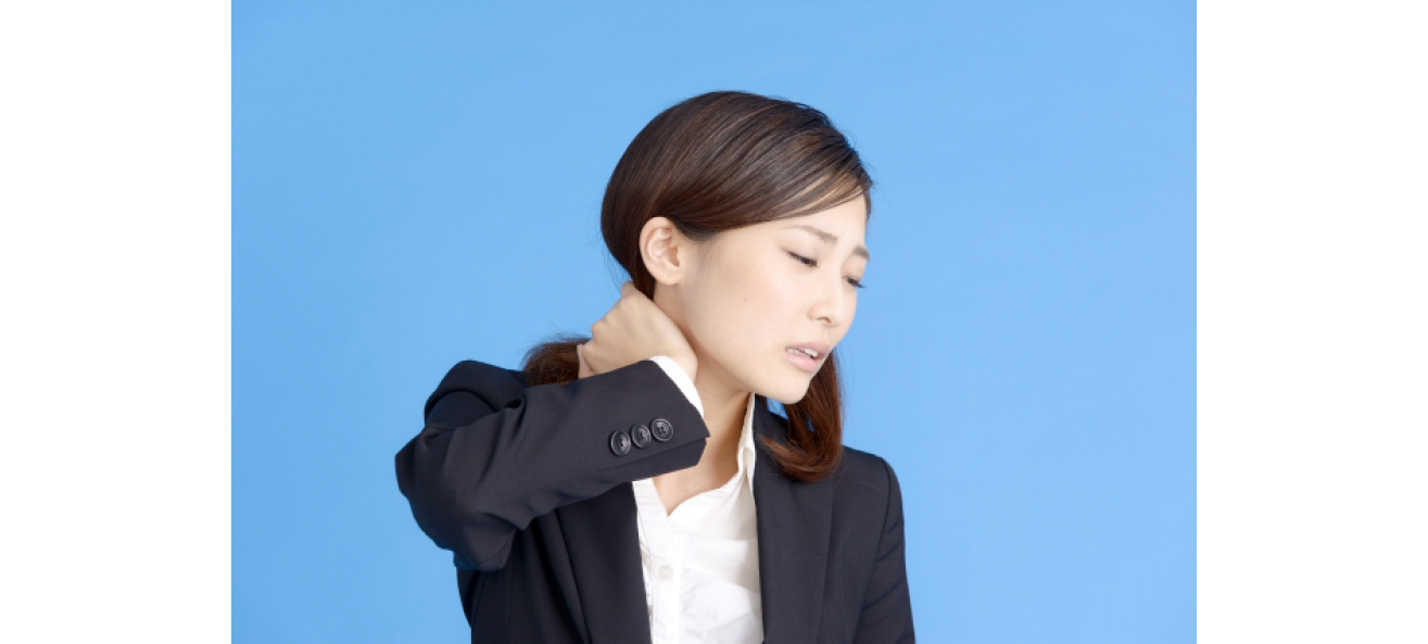 首に痛みを感じる女性