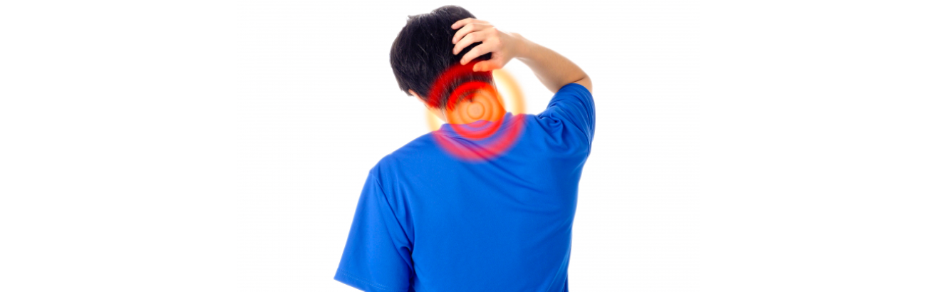 首に痛みを感じる男性
