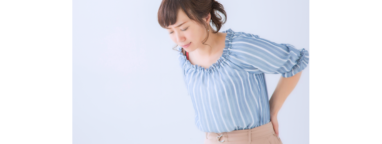 腰を痛めた女性